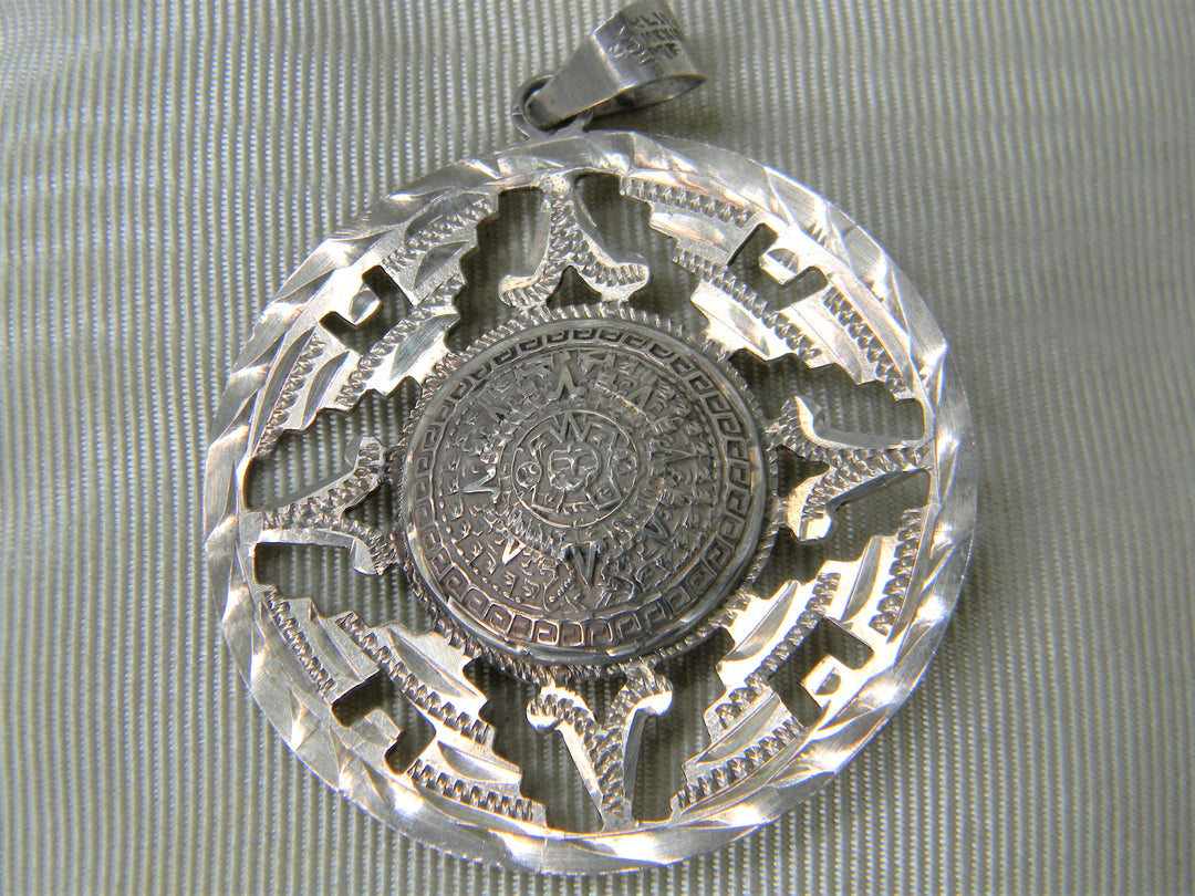 h380 Stunning Vintage Sterling Silver Mayan Calendar Round Pendant