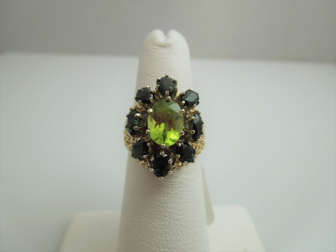 g928 Lovely Vintage Ladies 14kt Yellow Gold Peridot and Tsavorite Ring