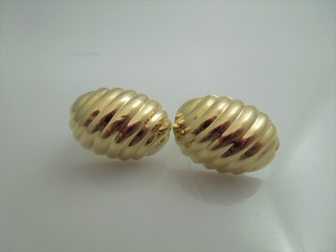 g932 Stylish Ladies 14kt Yellow Gold Wavy Earrings