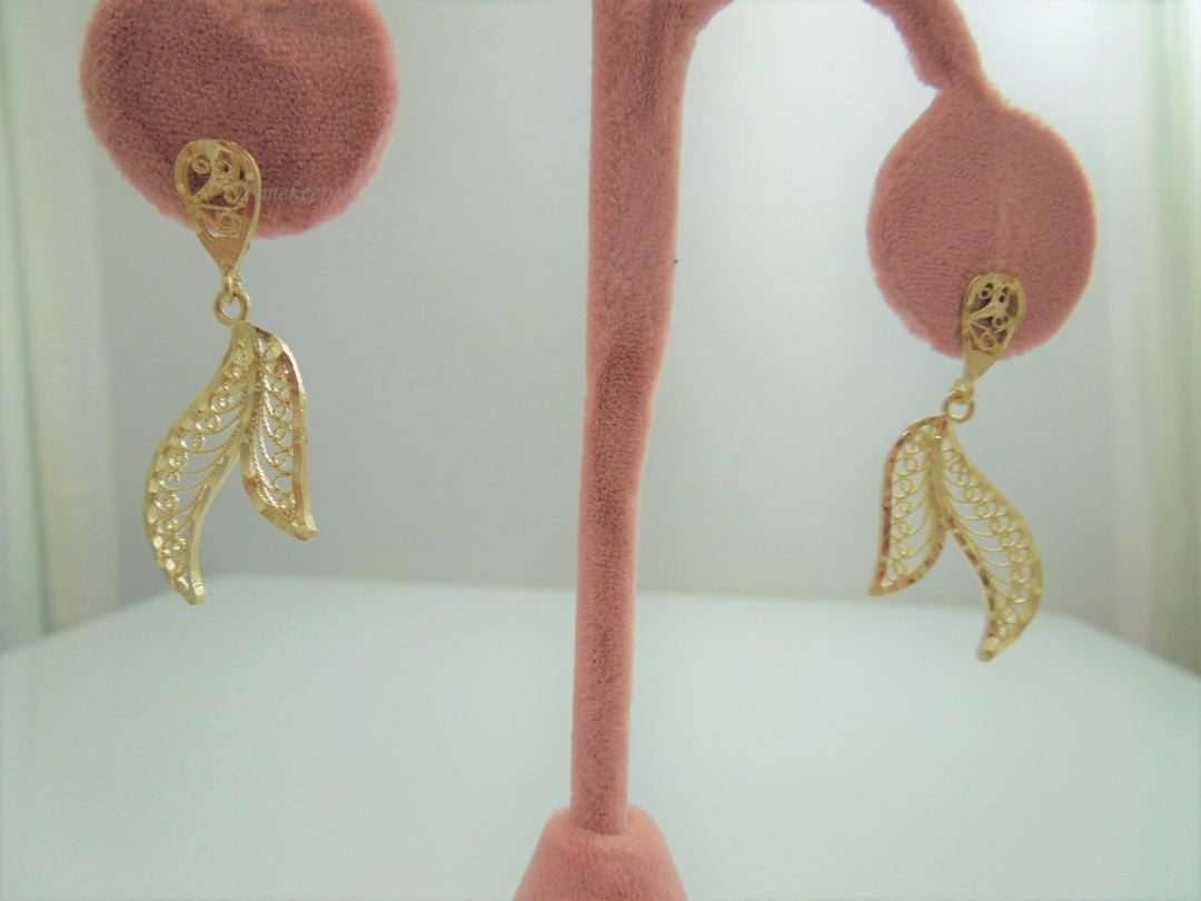 g933 Lovely Ladies 14kt Yellow Gold Filigree Leaf Dangle Earrings