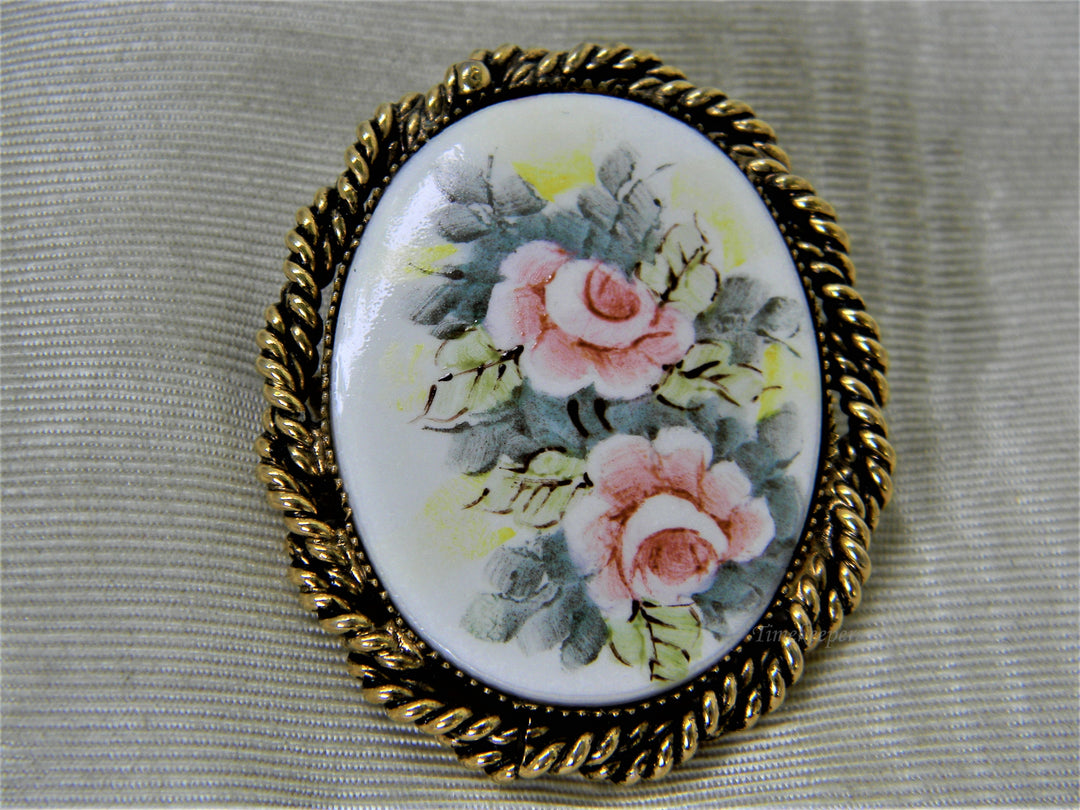j358 Stunning Vintage Brooch with Painted Pink Flowers and Leaves in Gold Tone