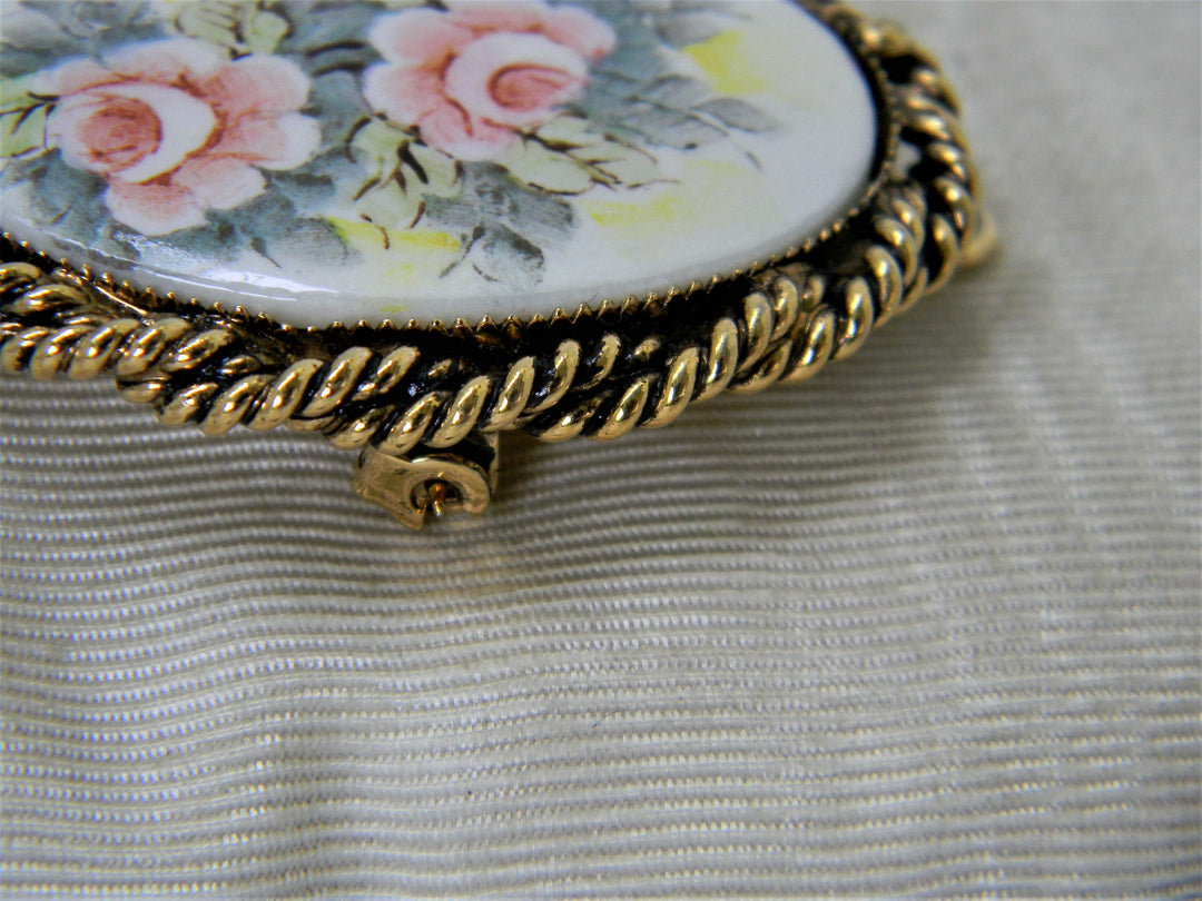 j358 Stunning Vintage Brooch with Painted Pink Flowers and Leaves in Gold Tone