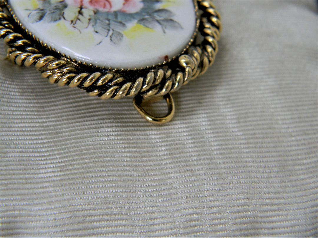 j358 Stunning Vintage Brooch with Painted Pink Flowers and Leaves in Gold Tone