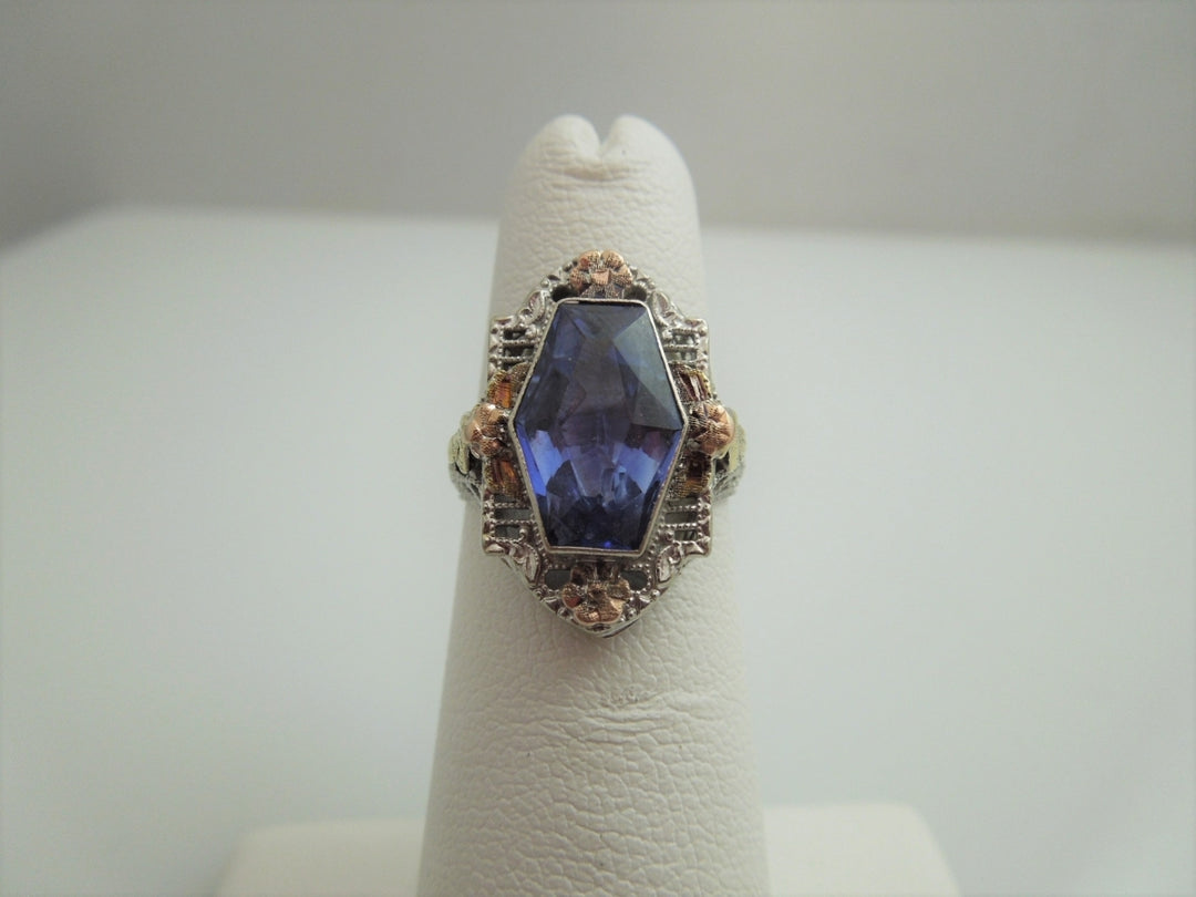 g953 Ladies Lovely Vintage 10kt Multi Tone Gold Filigree Purple Stone Ring