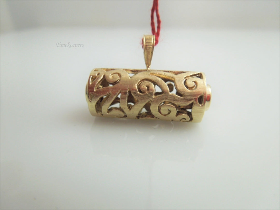 g966 Beautiful Ladies 14kt Yellow Gold Swirly Red Stone Pendant