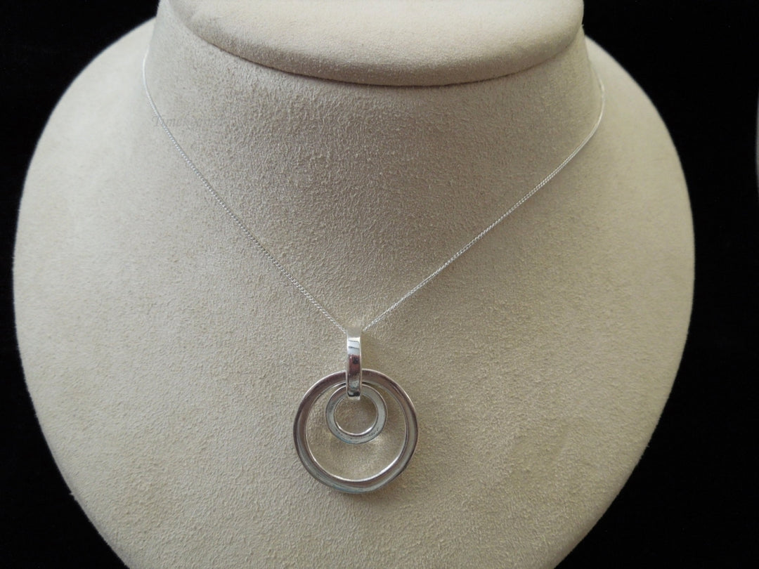 g985 Elegant Ladies Sterling Silver Double Circle Pendant and Necklace