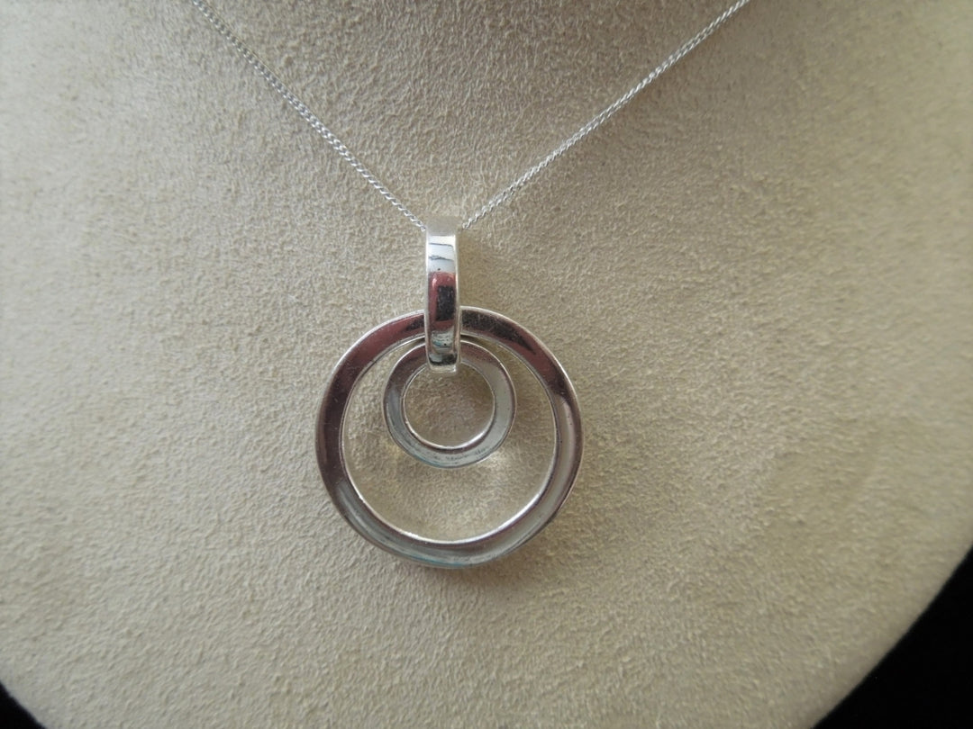 g985 Elegant Ladies Sterling Silver Double Circle Pendant and Necklace