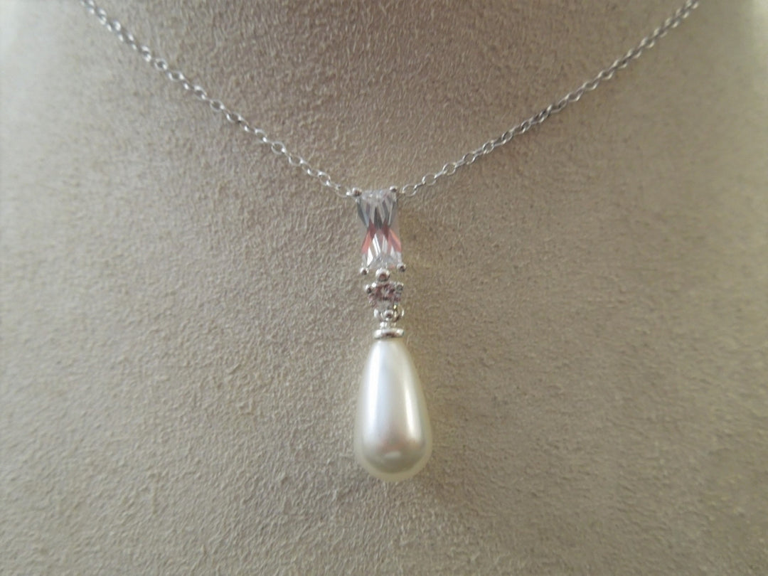 g987 Ladies Pretty Pearl and CZ Pendant on an 18" Sterling Silver Chain