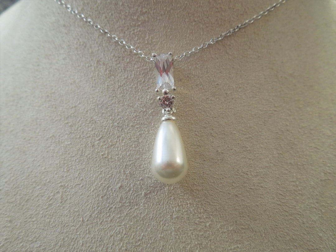 g987 Ladies Pretty Pearl and CZ Pendant on an 18" Sterling Silver Chain