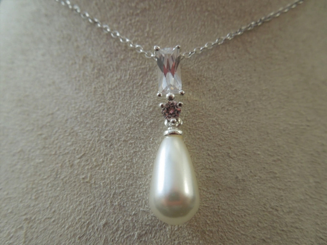 g987 Ladies Pretty Pearl and CZ Pendant on an 18" Sterling Silver Chain