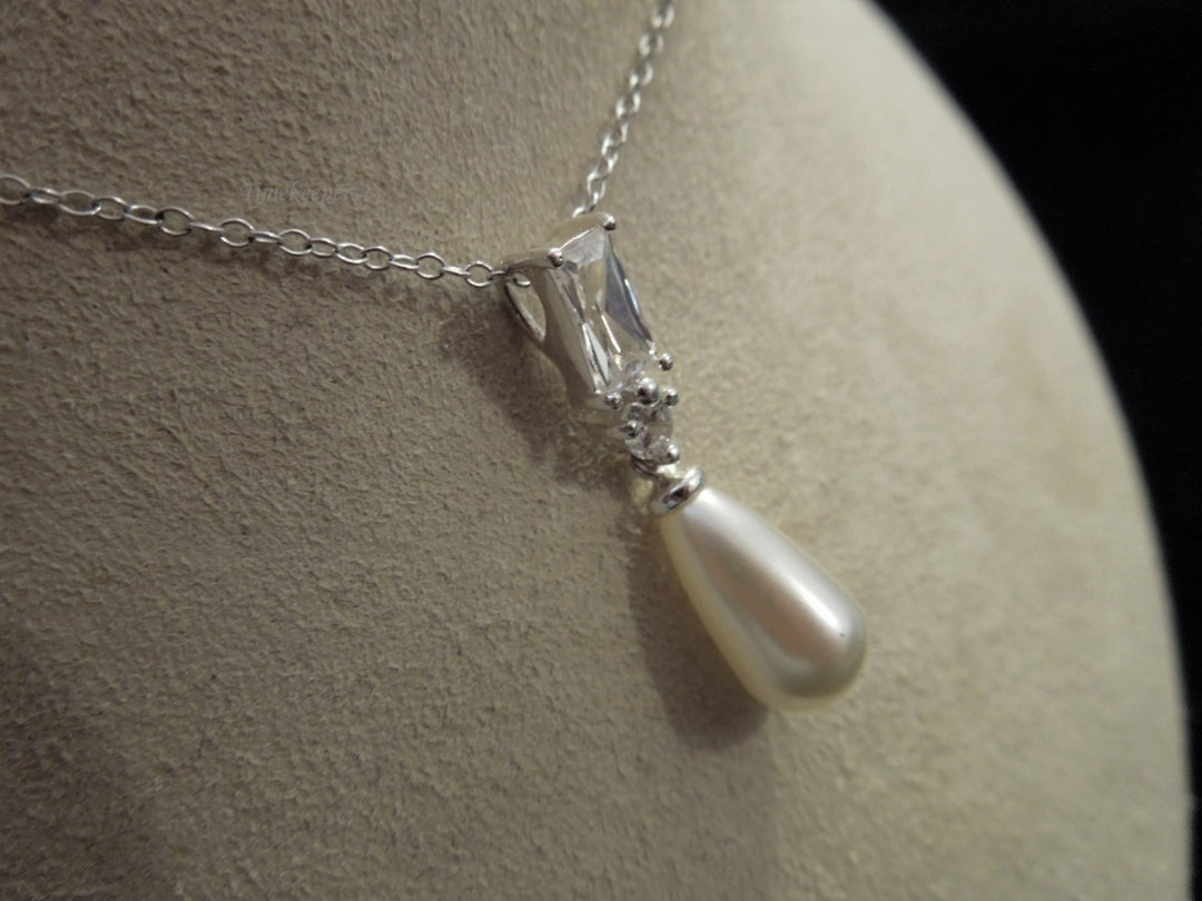 g987 Ladies Pretty Pearl and CZ Pendant on an 18" Sterling Silver Chain