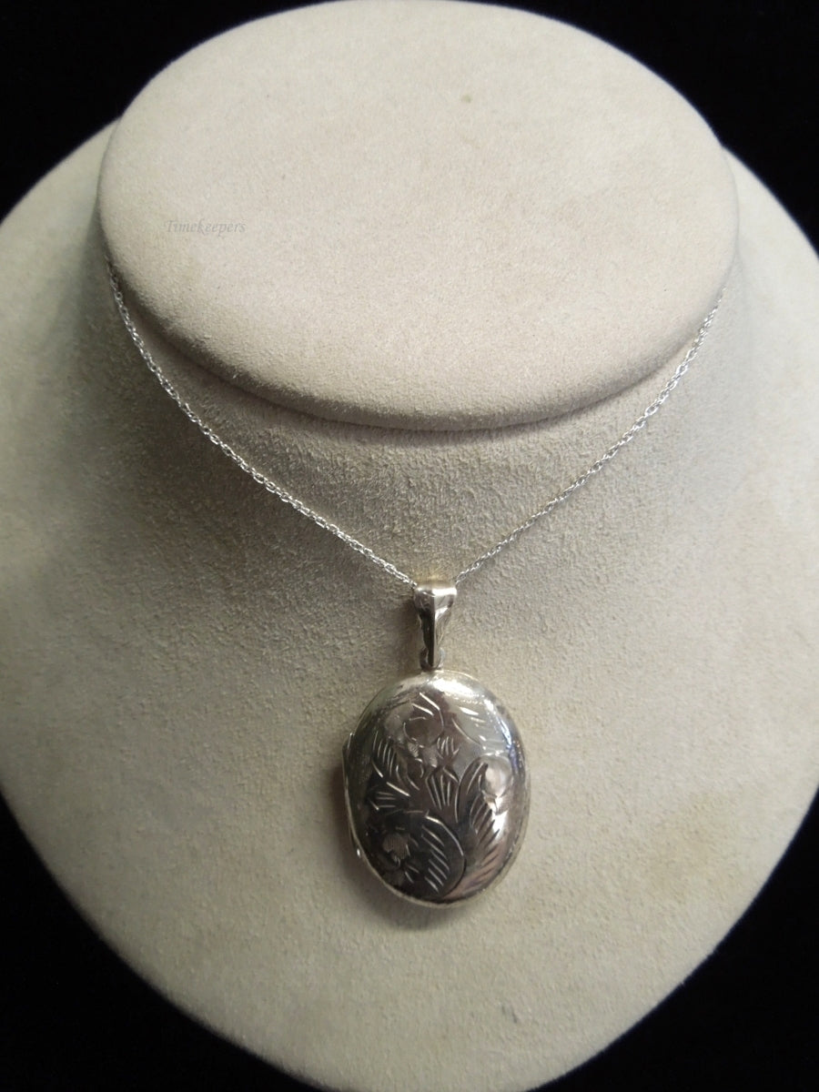 k580 Lovely Ladies Etched Sterling Silver Locket with 16" Link Chain