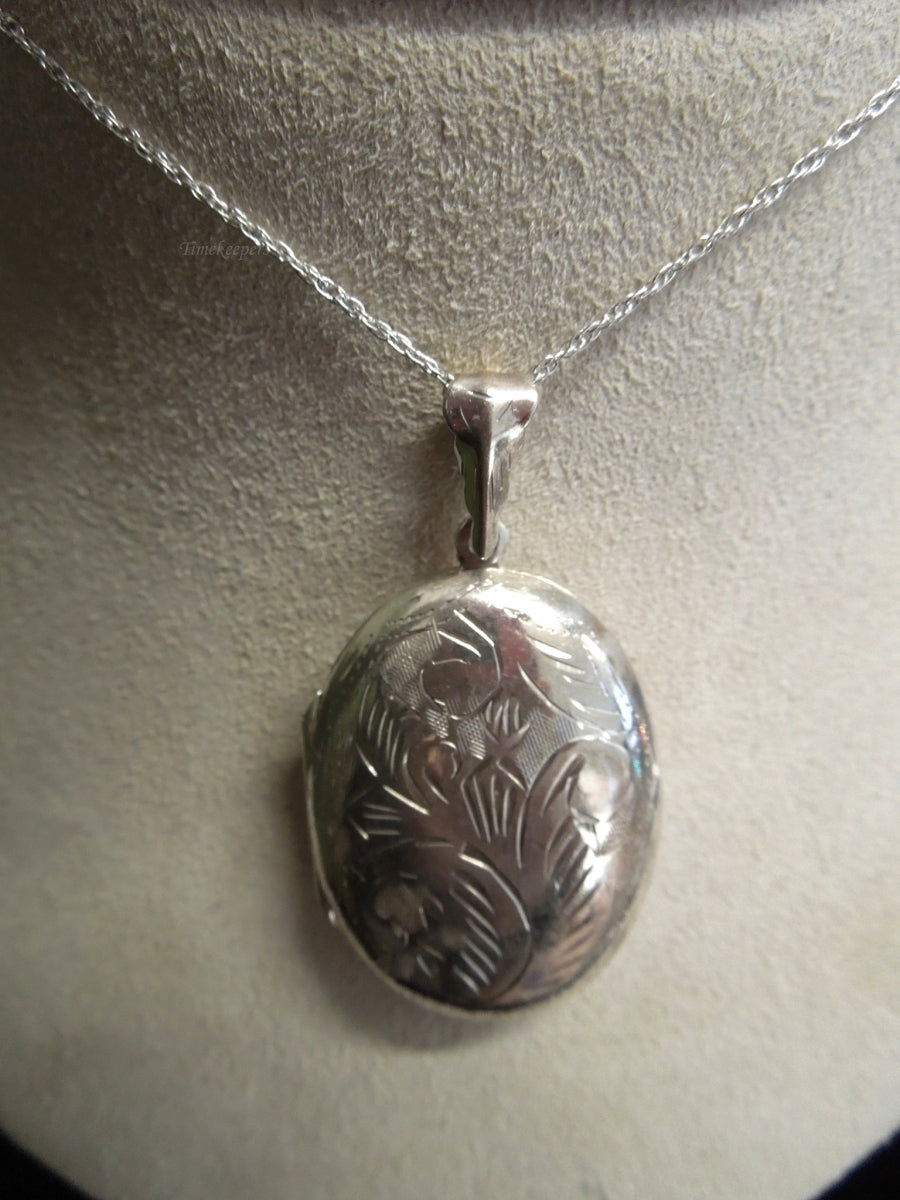 k580 Lovely Ladies Etched Sterling Silver Locket with 16" Link Chain