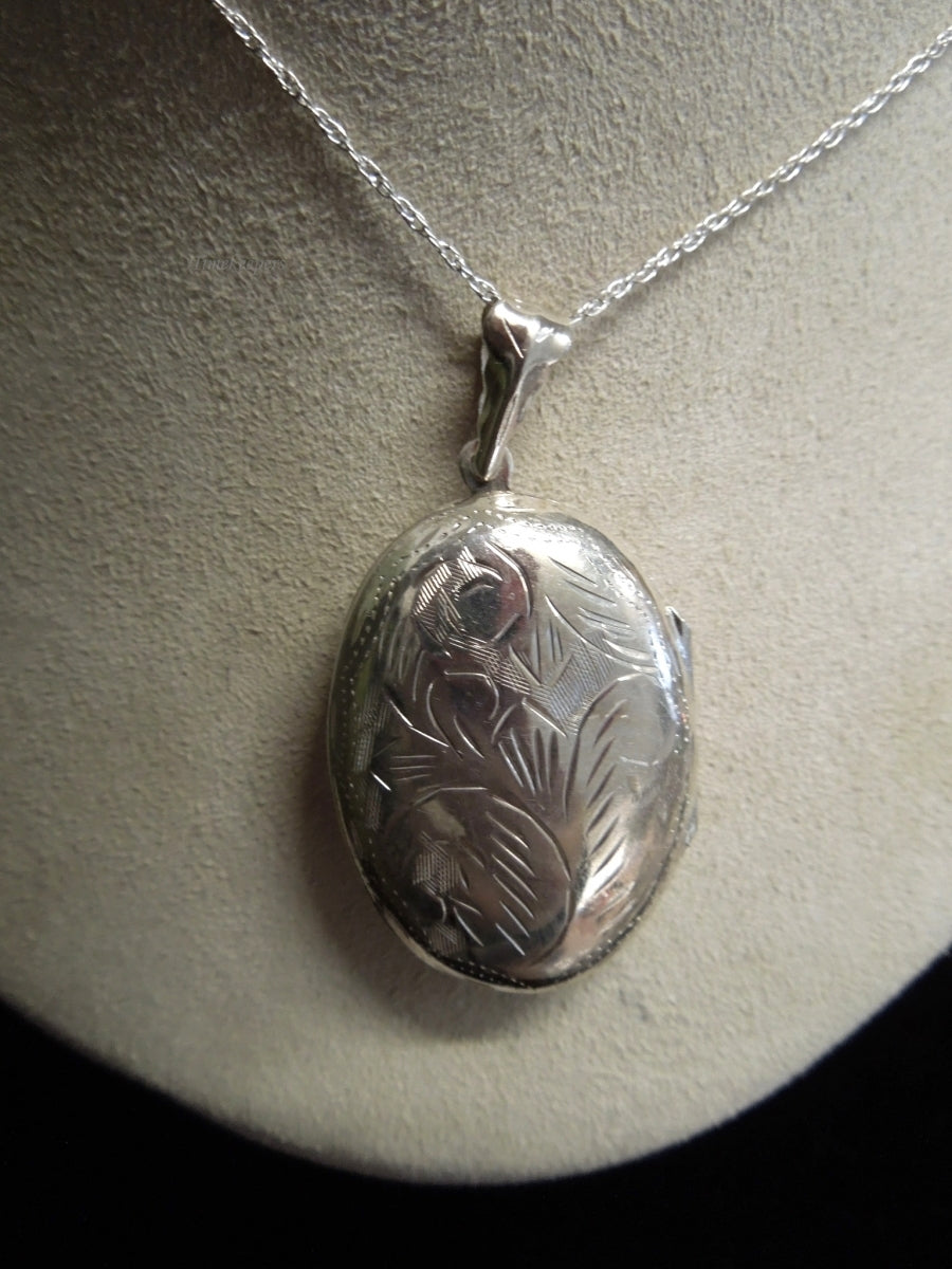 k580 Lovely Ladies Etched Sterling Silver Locket with 16" Link Chain