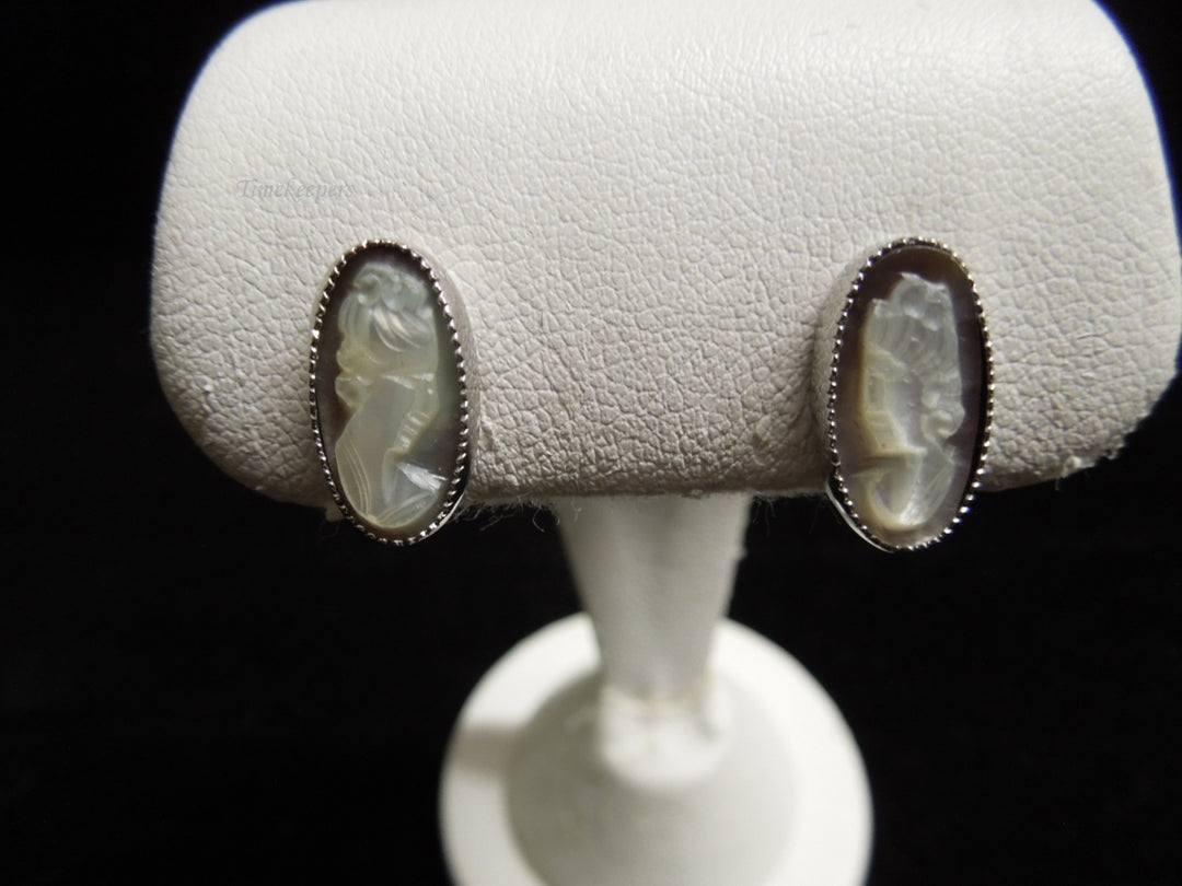 k585 Ladies Lovely Silver Tone Oval Cameo Stud Earrings