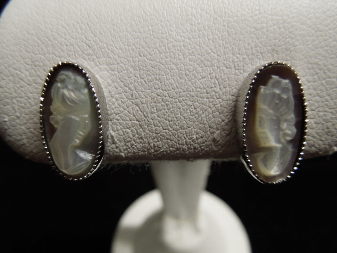 k585 Ladies Lovely Silver Tone Oval Cameo Stud Earrings