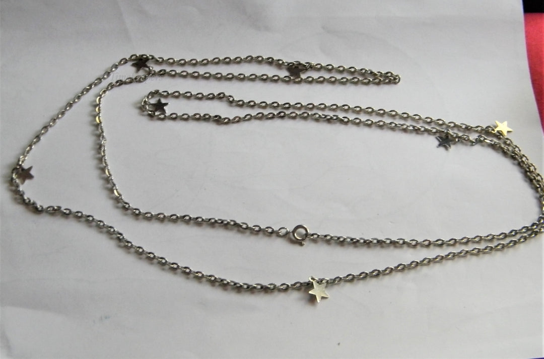 p335 Gorgeous Long Rolo Chain Necklace in Silver Tone with Dangling Stars