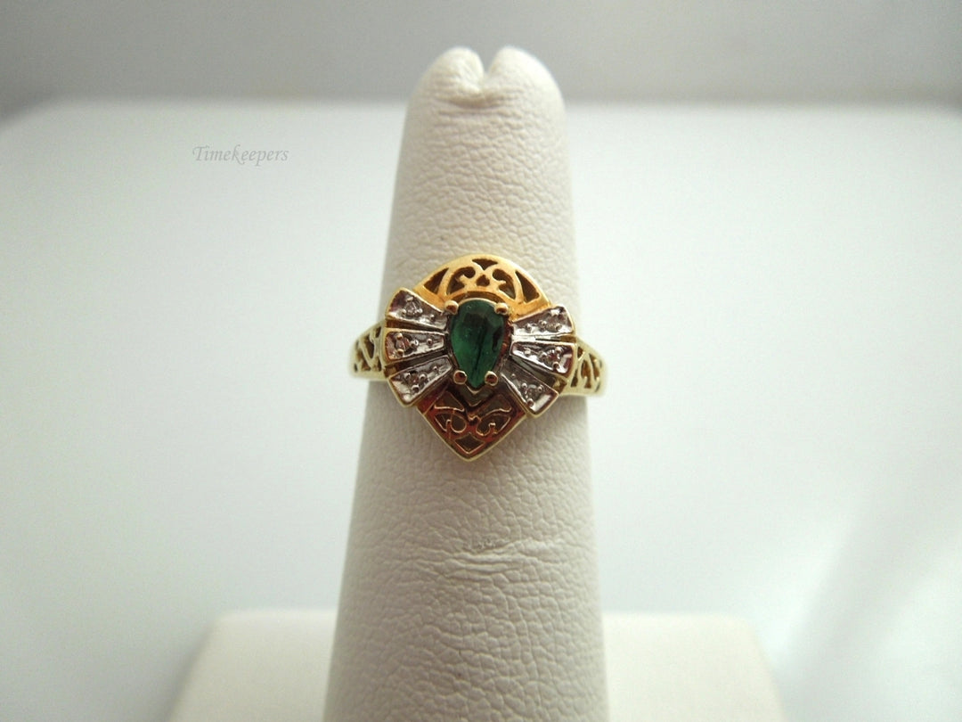 k592 Ladies Pretty Emerald and Diamond Ring in 10kt Yellow Gold Size 5