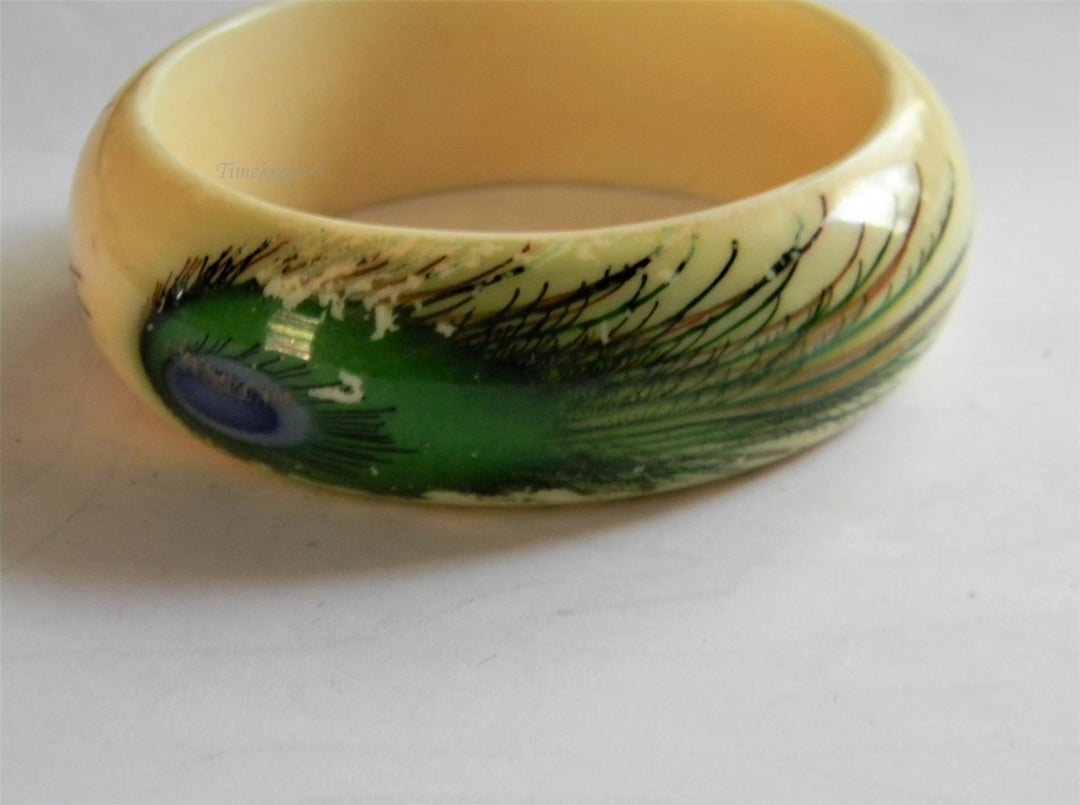 p347 Stunning Vintage Lucite Bangle Bracelet with Painted Peacock Feathers