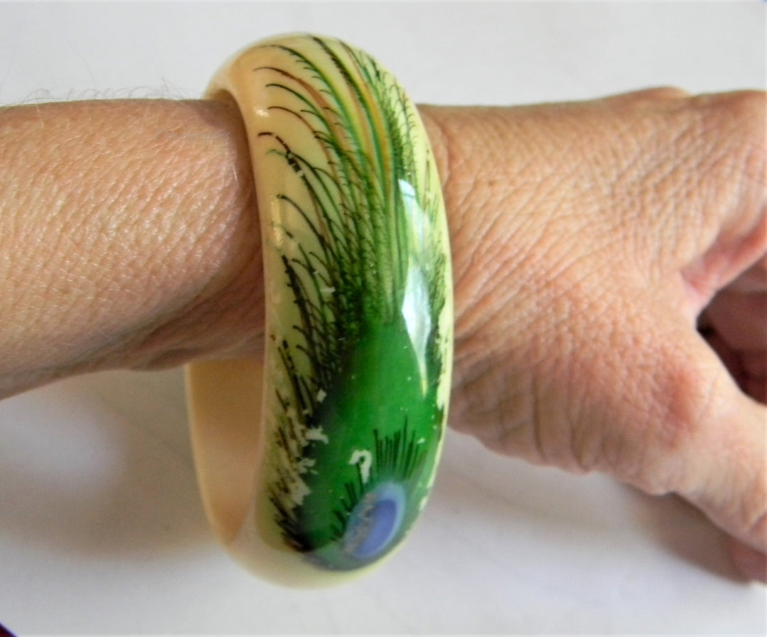 p347 Stunning Vintage Lucite Bangle Bracelet with Painted Peacock Feathers