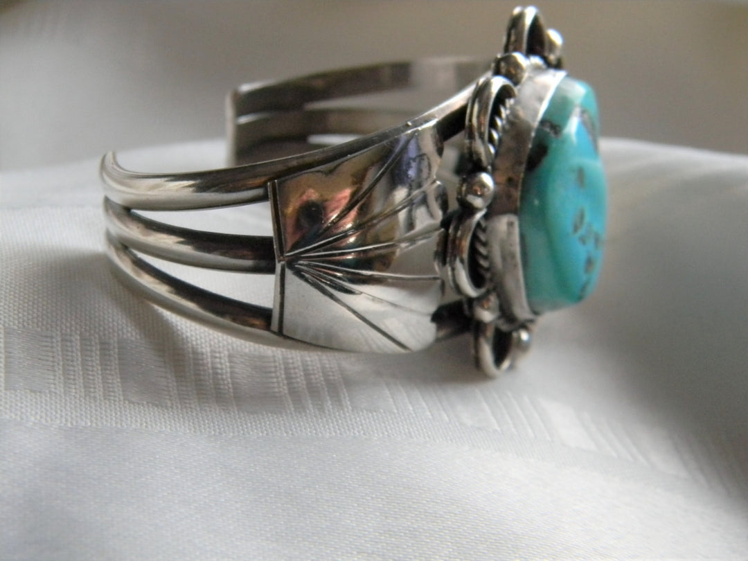 p353 Stunning Sterling Silver Cuff Bracelet with Large Turquoise Stone