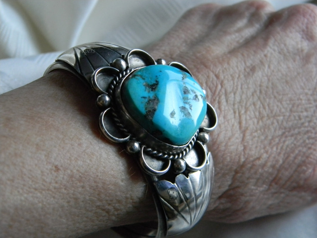 p353 Stunning Sterling Silver Cuff Bracelet with Large Turquoise Stone