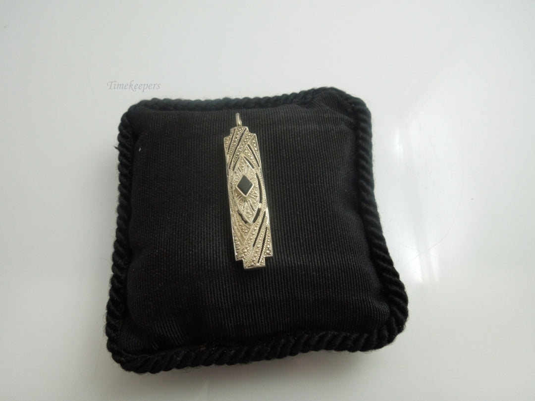q022 A Lovely Sterling Silver Rectangle Pendant/Locket