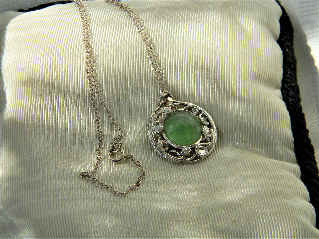 j409 Pretty Retro Sterling Silver Pendant with Green Glass Stone on Chain