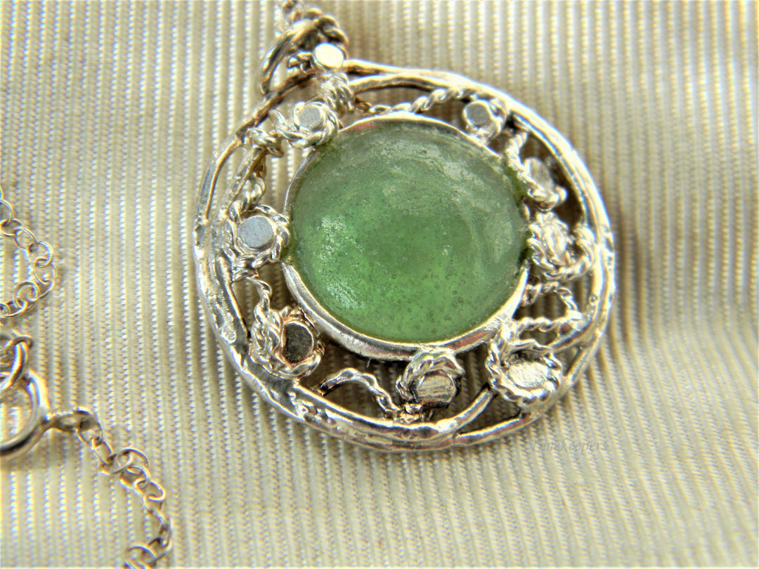 j409 Pretty Retro Sterling Silver Pendant with Green Glass Stone on Chain