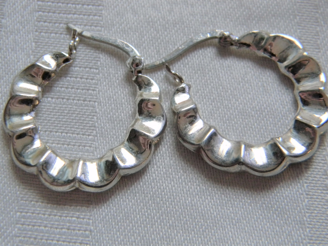 h474 Nice Sterling Silver Hoop Pierced Earrings Geometric design