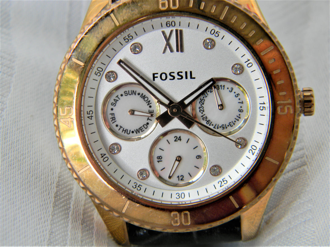 j427 Handsome Fossil Chronograph Wrist Watch in Rose Gold Tone