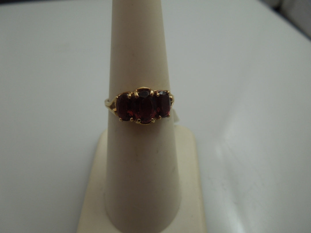 q060 Ladies 10k Yellow Gold Garnet Ring Size-6