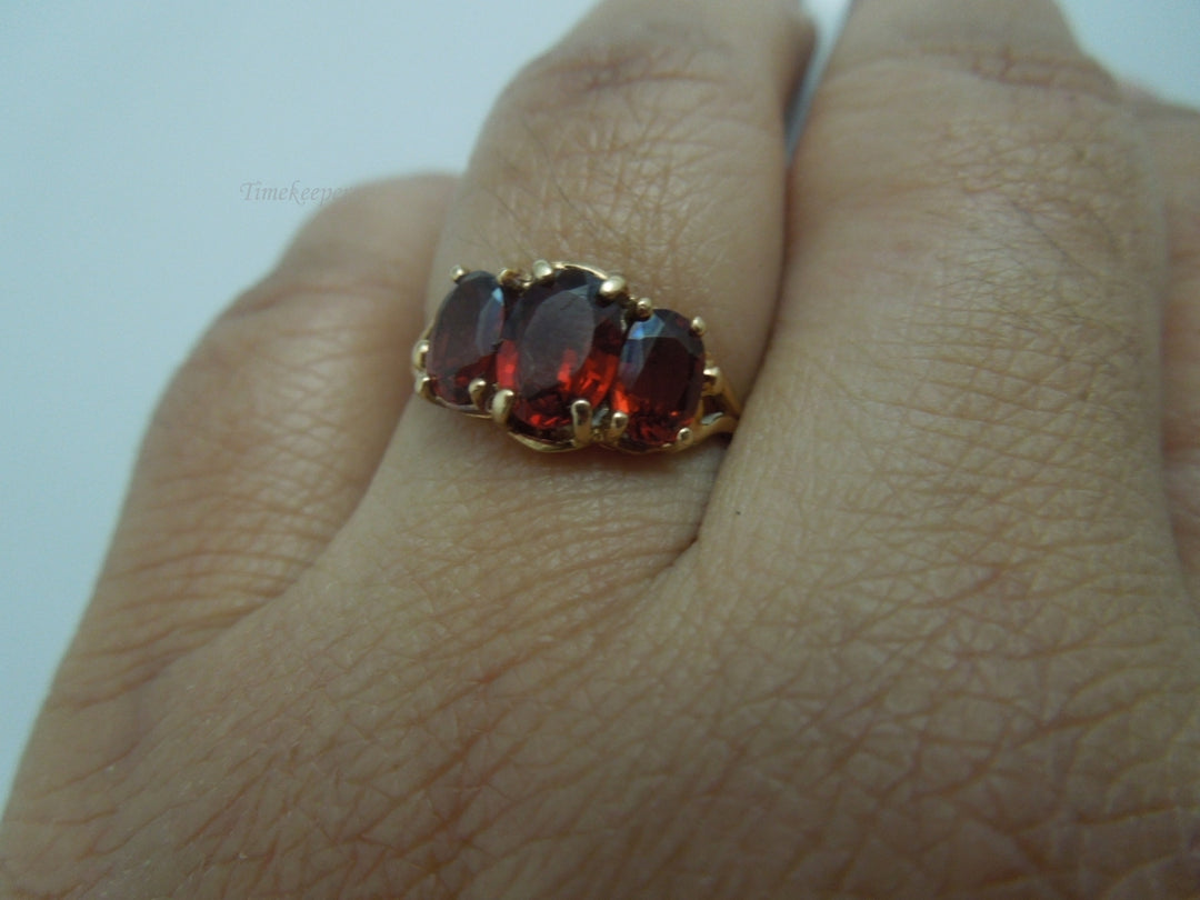 q060 Ladies 10k Yellow Gold Garnet Ring Size-6