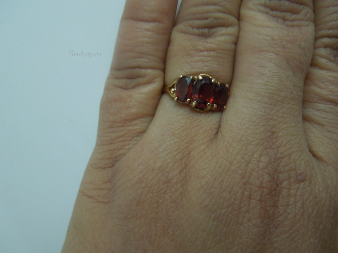 q060 Ladies 10k Yellow Gold Garnet Ring Size-6