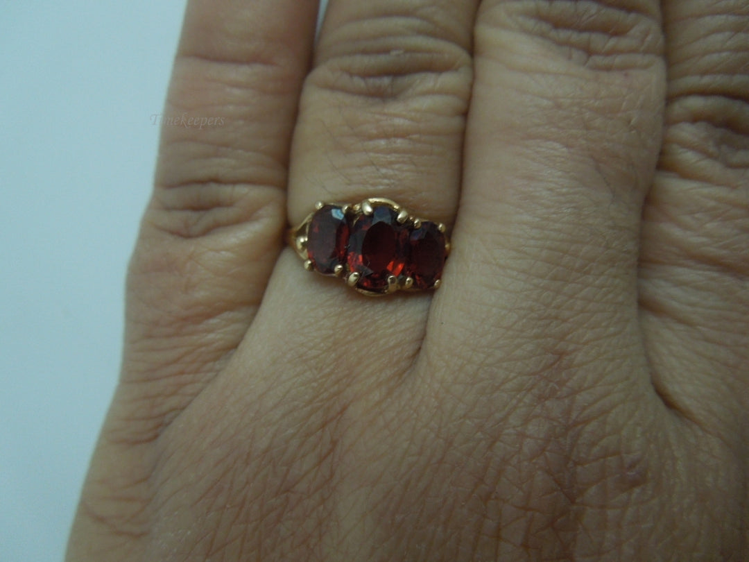 q060 Ladies 10k Yellow Gold Garnet Ring Size-6