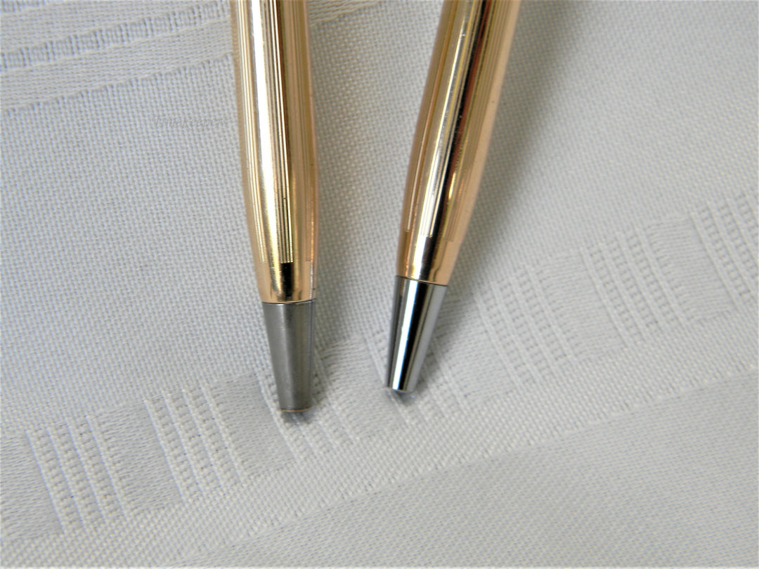 j463 A Pair of Gold Tone Desk Pens with no Branding