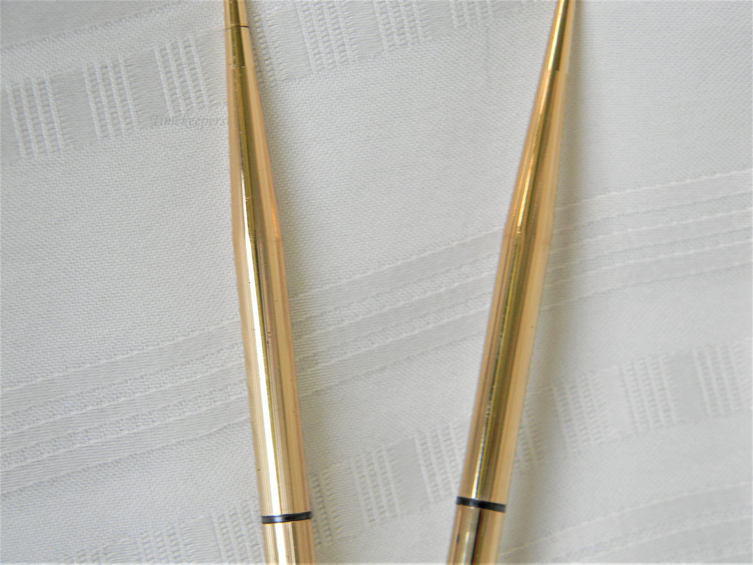 j463 A Pair of Gold Tone Desk Pens with no Branding