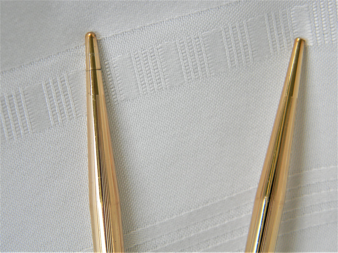 j463 A Pair of Gold Tone Desk Pens with no Branding