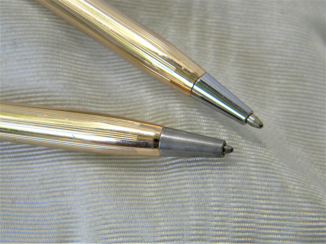 j463 A Pair of Gold Tone Desk Pens with no Branding