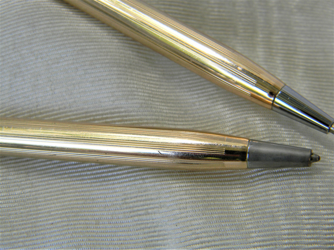 j463 A Pair of Gold Tone Desk Pens with no Branding