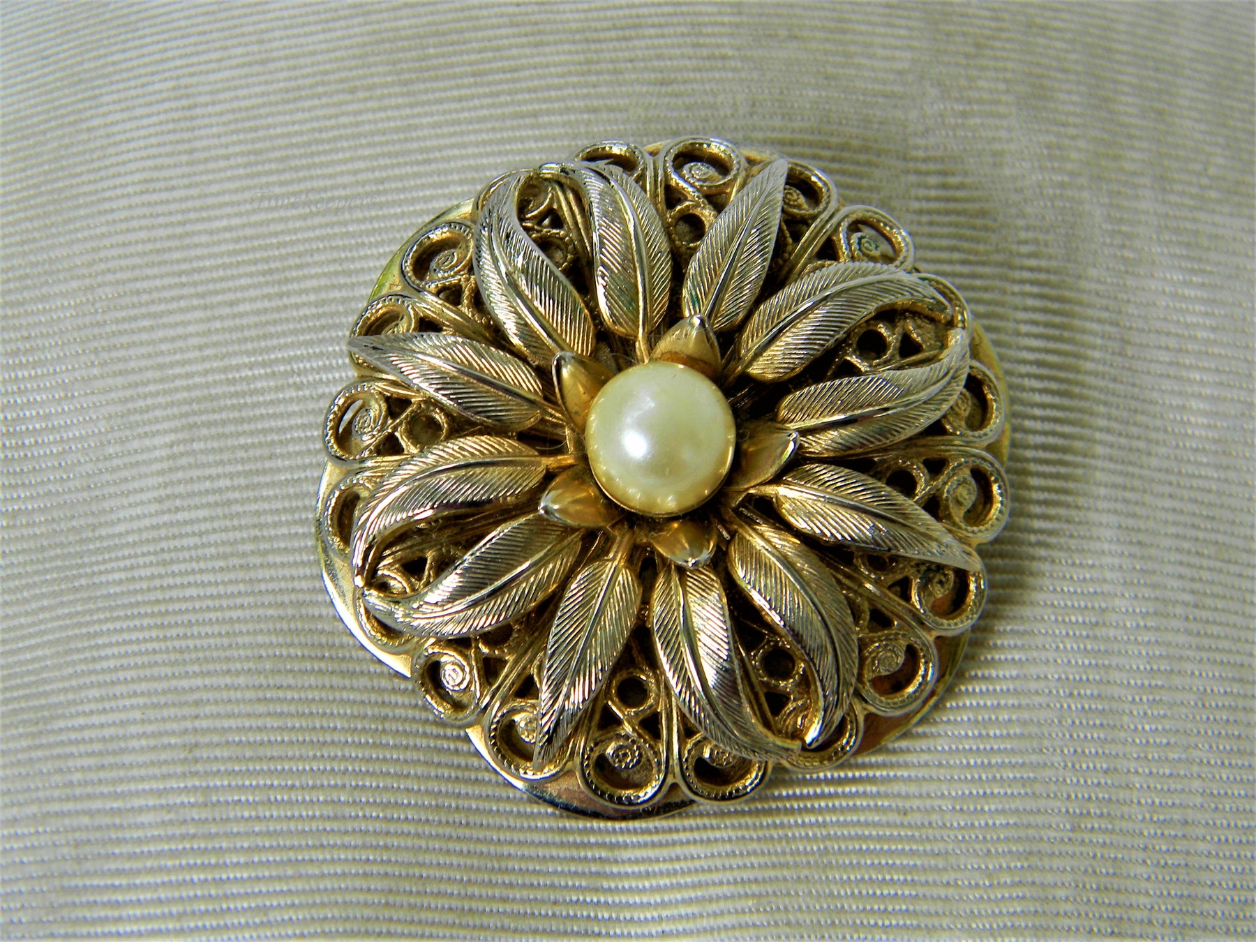 Vintage Lieba USA Signed Gold Tone Open Circle Scarf Clip