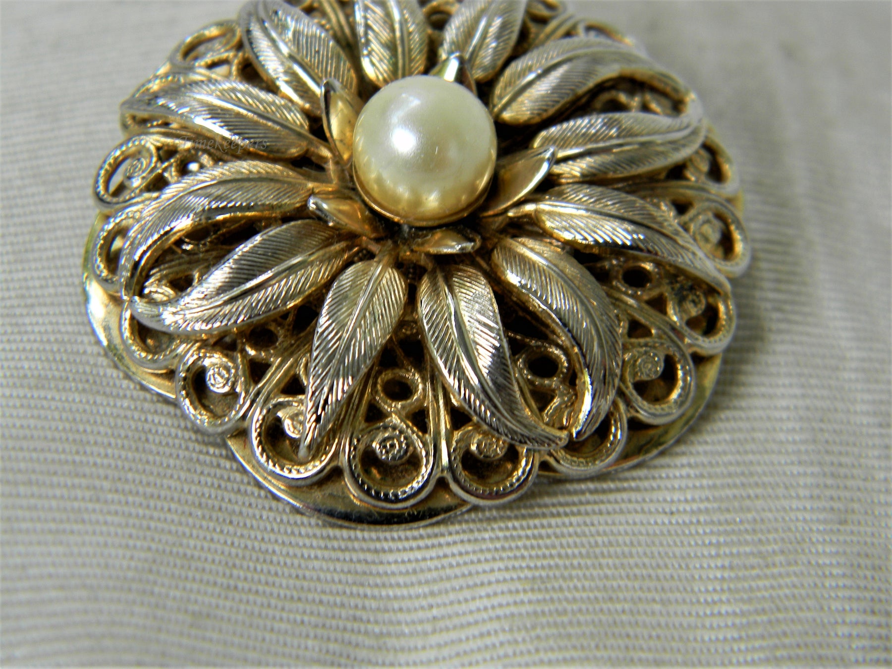1pc Gold-tone Pearl Scarf Clip For Women