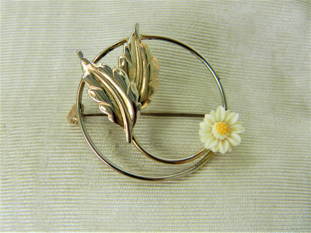 j470 Pretty Carved Flower and Circle Brooch with Leaves in Gold Tone