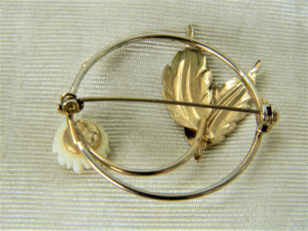 j470 Pretty Carved Flower and Circle Brooch with Leaves in Gold Tone