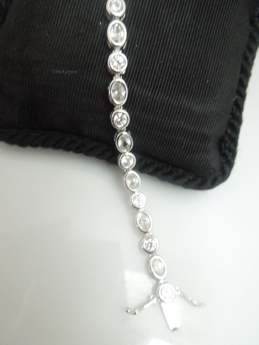 r372 Silvertone rhinestones beautiful Bracelet 7"