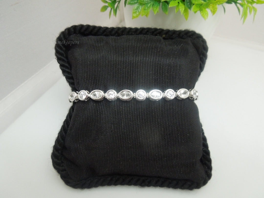 r372 Silvertone rhinestones beautiful Bracelet 7"