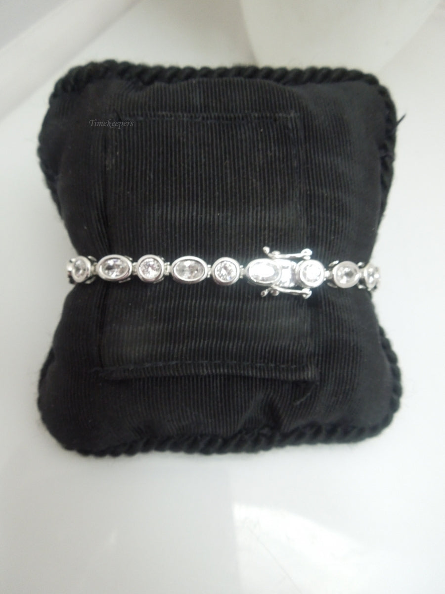 r372 Silvertone rhinestones beautiful Bracelet 7"