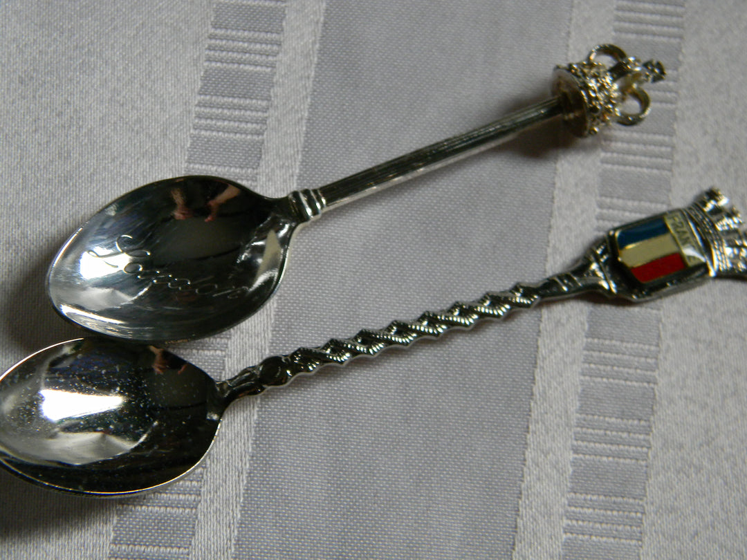 h601 Set of 2 Vintage Collectible Spoon From England and France in Box