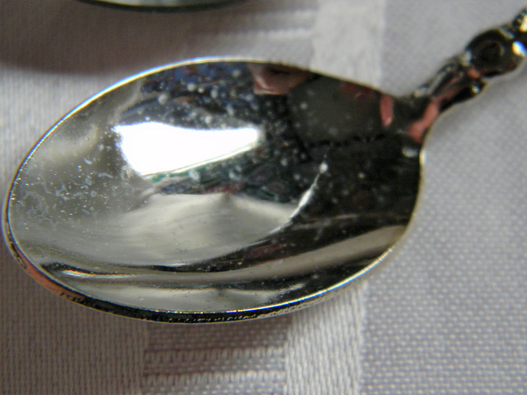 h601 Set of 2 Vintage Collectible Spoon From England and France in Box