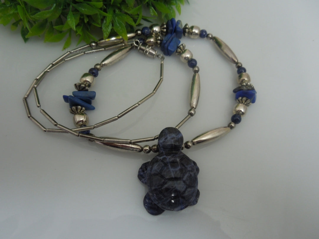 q186 Beautiful Sodalite Turtle with Lapis Lazuli Stones Silver Tone Necklace 23"